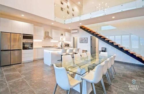 La Paz House | Infinity Pool, Bay Views, BBQ, Walk to Beach