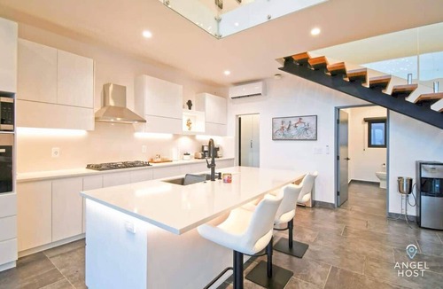 La Paz House | Infinity Pool, Bay Views, BBQ, Walk to Beach