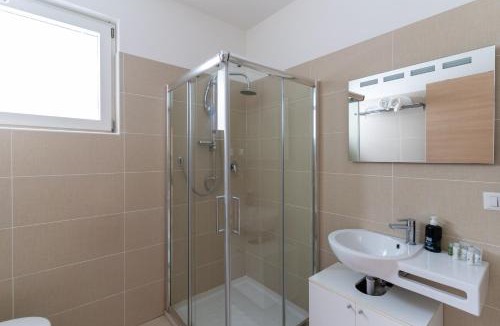 Canale di Tenno Apartment | Infinity View Garda Lake con Piscina Panoramica e Vista Lago a Tenno