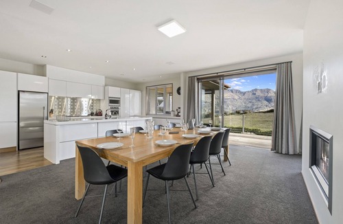 Wanaka House | Infinity Views - Modern Wanaka Holiday Home