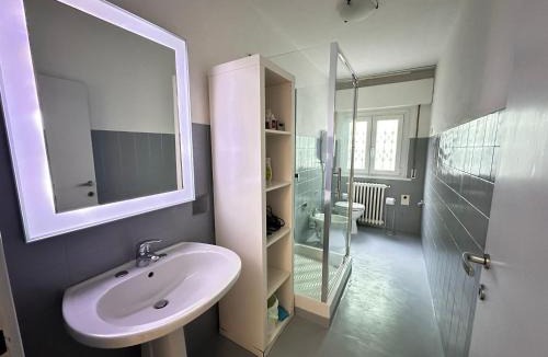 Rivazzurra Apartment | INFONDOALMAR RIMINI -Intero Apt Indipendente-Netflix-MetroMare a 40m-Proiettore 4k Cinema-WiFi Fibra-Led-Parcheggio-Riscaldamento-