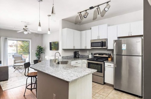 Inman Park Apartment | Inman Park 2 BR - Walk to everything! Pool & Gym
