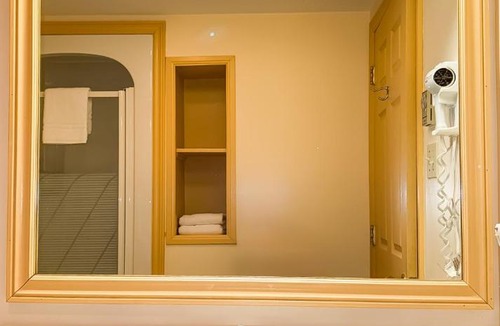 Fall River Hotel | Inn on the Lake