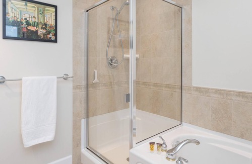 James Bay Apartment | Inner and outer harbour views!