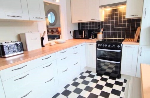 Innerleithen Apartment | Innerleithen: 3 beds. Garden. Parking. Bike store