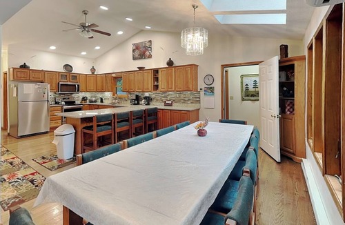 Oakland House | Innisfree | Spacious Chalet with Sunset Lake Views