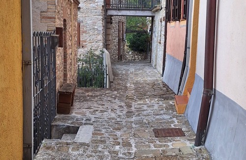 Fabriano Apartment | Inside the widespread village of Castelletta in the Gola della Rossa park.