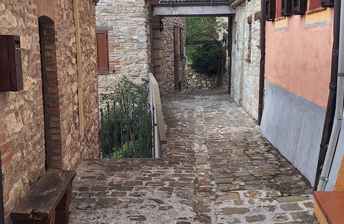 Fabriano Apartment | Inside the widespread village of Castelletta in the Gola della Rossa park.