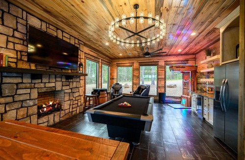 Pickens House | Inspiration Point | 6 King Suites, 2 Bunk Rooms, Pool, 2 Hot Tubs, Pickleball & Creek Views