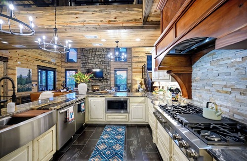 Pickens House | Inspiration Point | 6 King Suites, 2 Bunk Rooms, Pool, 2 Hot Tubs, Pickleball & Creek Views