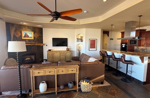 Greenehaven House | Inspiring views! Luxury, Serenity, Hot tub, Lake Powell, Antelope,EV Chg