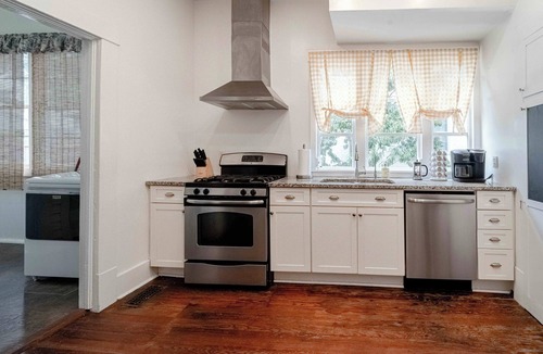 Summerville House | Insurance 5 Bdrms 2 Kitchens 2 Laundry Fenced In Yard & More - Big Bungalow