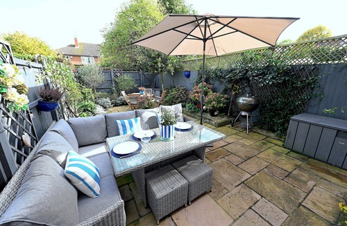 North Richmond House | Interior designed large 3 bedroom house with parking near Richmond station