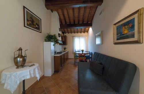 Castelfranco di Sopra House | Intero Agriturismo riservato: giardino e piscina di acqua salata tutta per voi