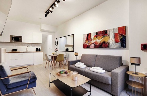 Pigalle Apartment | Intimate Flat w/A/C & Jacuzzi - 2BR/6P Montmartre