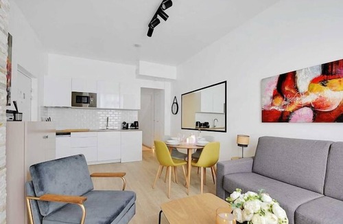 Pigalle Apartment | Intimate Flat w/A/C & Jacuzzi - 2BR/6P Montmartre