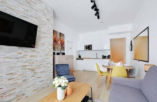 Pigalle Apartment | Intimate Flat w/A/C & Jacuzzi - 2BR/6P Montmartre