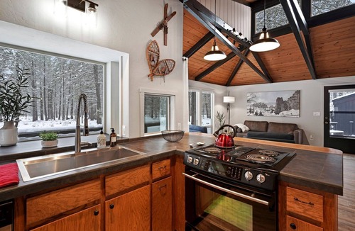 Sunriver Cabin | Intimate Modern Cabin Great for a Relaxing Experience in Oregon