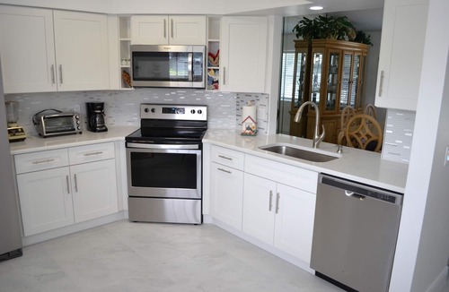 Indian Creek House | Intimate Tropical Retreat🌞🌴Remodeled Home⛳️🏊🏼‍♀️Private Pool/Yard🏡🚘2Garage
