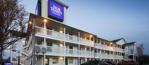 Greenbrier East Hotel | InTown Suites Extended Stay Chesapeake VA - I-64 Crossways Blvd