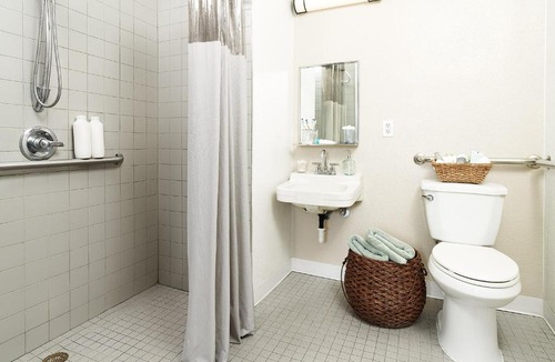 Hampton Hotel | Intown Suites Extended Stay Select Hampton VA