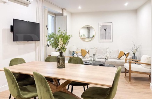 Centro Apartment | Inviting 2-Bed Apartment, Heart of Málaga REMS