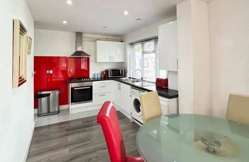 Lacey Green House | Inviting 2-bed Fully Furnished House-high Wycombe