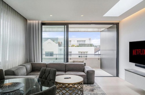 Coogee Apartment | Inviting 2BR Unit w Parking near Coogee Beach