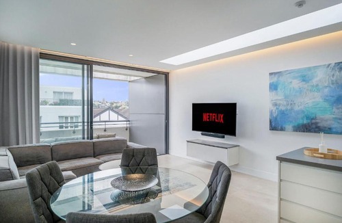 Coogee Apartment | Inviting 2BR Unit w Parking near Coogee Beach