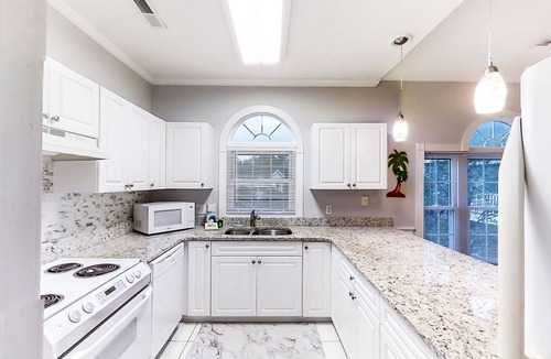 Myrtle Beach Condo | Inviting 3rd floor condo with pool, fitness area, golf, central AC, & W/D
