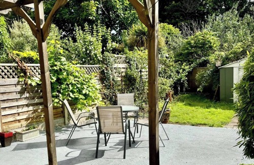 Runnymede House | Inviting 4-Bed House near Heathrow w/Fireplace