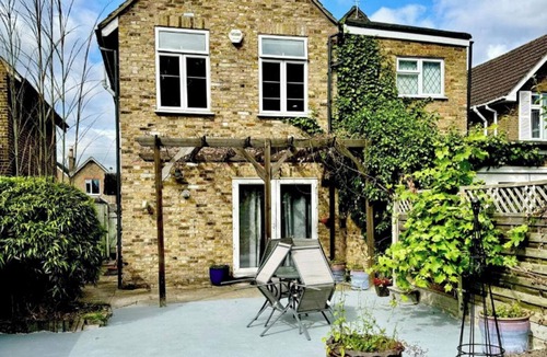 Runnymede House | Inviting 4-Bed House near Heathrow w/Fireplace