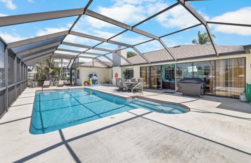 Spring Hill House | Inviting 4-bedroom house with pool on deep water canal in Hernando Beach