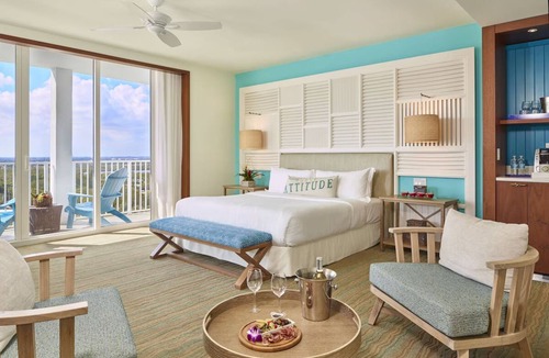 Hollywood Hotel | Inviting Beachfront Room with Outdoor Pool and Near ArtsPark at Young Circle
