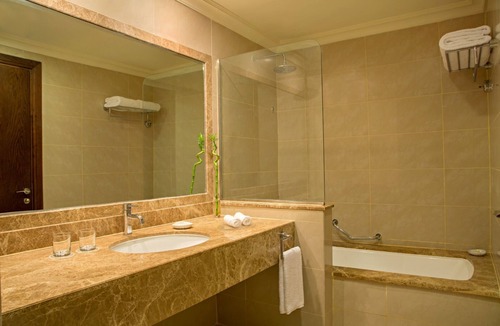 Al Aqah Hotel | Inviting Beachside Rooms with Sea View – Ideal for a Tranquil Getaway