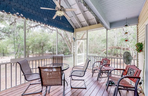 Bell House | Inviting dog-friendly homes + bungalow, boat ramp