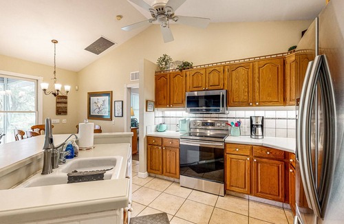 Bell House | Inviting, dog-friendly homes & bungalow with water views & boat ramp