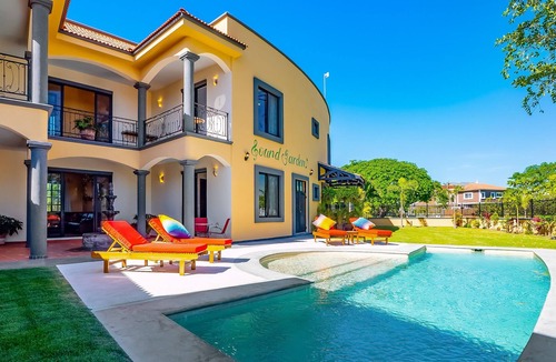 Flamingos House | Inviting dog-friendly home with pool, balcony, patio, & full kitchen