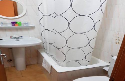 Luarca House | Inviting double room with private bathroom