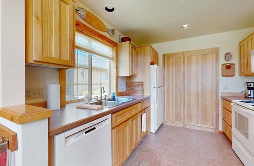 Redmond Ski Chalet | Inviting home with expansive deck, BBQ grill, & access to Eagle Crest Resort