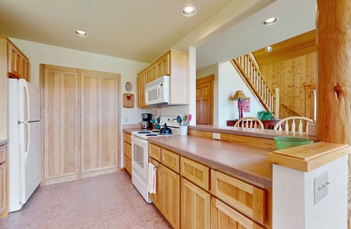 Redmond Ski Chalet | Inviting home with expansive deck, BBQ grill, & access to Eagle Crest Resort