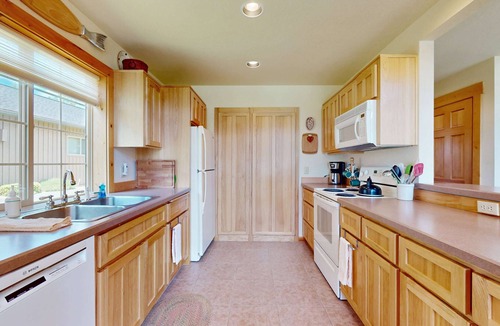 Redmond Ski Chalet | Inviting home with expansive deck, BBQ grill, & access to Eagle Crest Resort