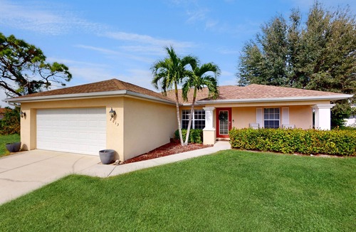 Jacarandas House | Inviting home with screened patio, central AC, full kitchen, & W/D