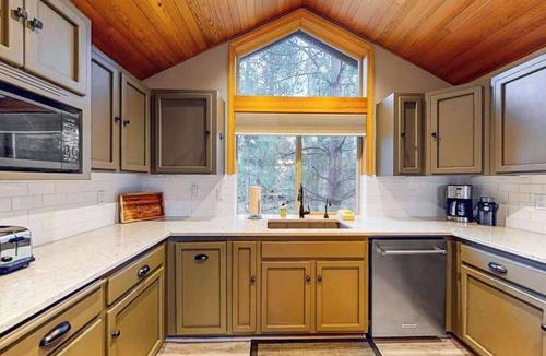 Deer Park House | Inviting house with hot tub, game tables, bikes, & partial mountain view