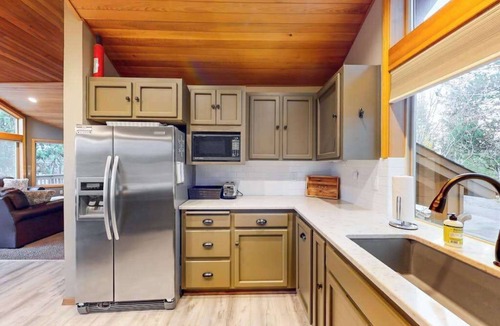 Deer Park House | Inviting house with hot tub, game tables, bikes, & partial mountain view