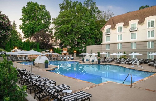 Braselton Hotel | Inviting King Room for Wine Lovers Near Scenic Elisha Winn House