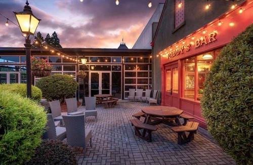Braselton Hotel | Inviting King Room for Wine Lovers Near Scenic Elisha Winn House