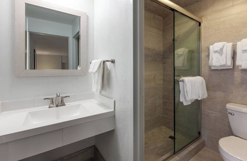 Iron Mountain Hotel | Inviting Lodge with Family-Friendly Amenities - Near Local Attractions