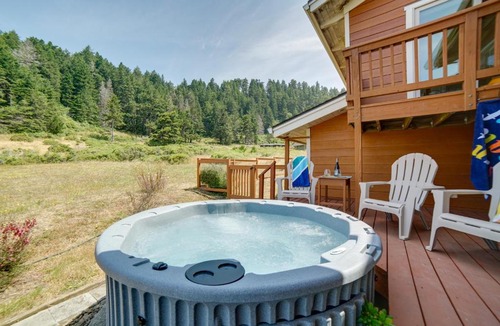 Manchester House | Inviting Manchester Home w/Hot Tub Near Beach!