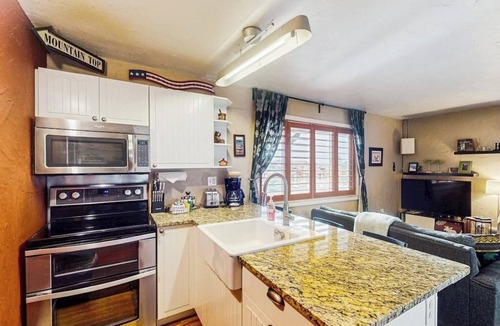 Fraser Condo | Inviting mountain-view condo with WiFi in great location near the slopes